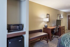 Desk, soundproofing, iron/ironing board, WiFi (free)