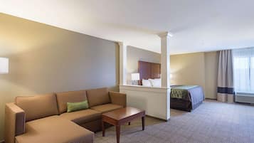 Phòng Suite, 1 giường cỡ king, không hút thuốc (Larger Room) | Bàn, phòng cách âm, bàn ủi/dụng cụ ủi quần áo