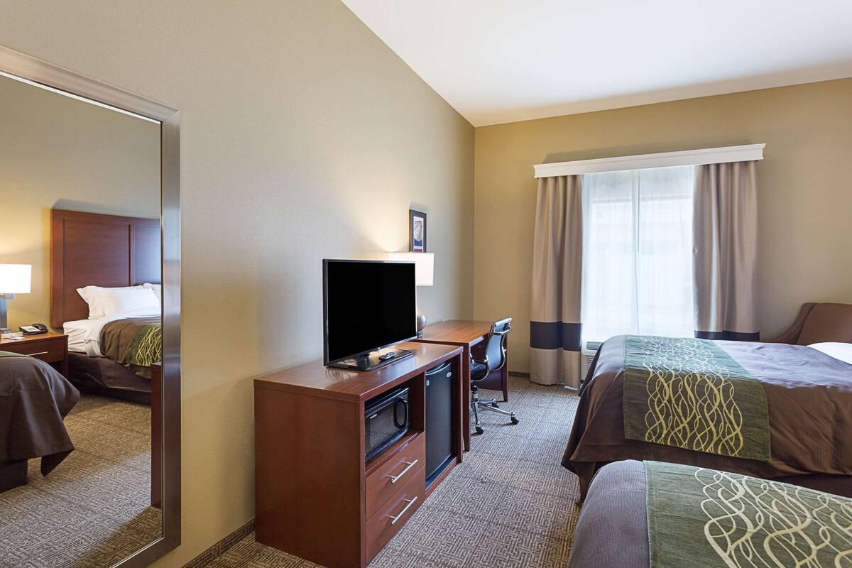 Desk, soundproofing, iron/ironing board, WiFi (free)