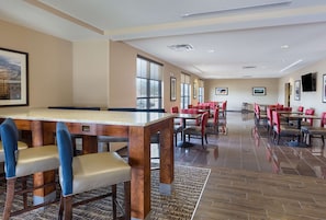 Free daily buffet breakfast - Comfort Inn & Suites Zachary (Zachary)