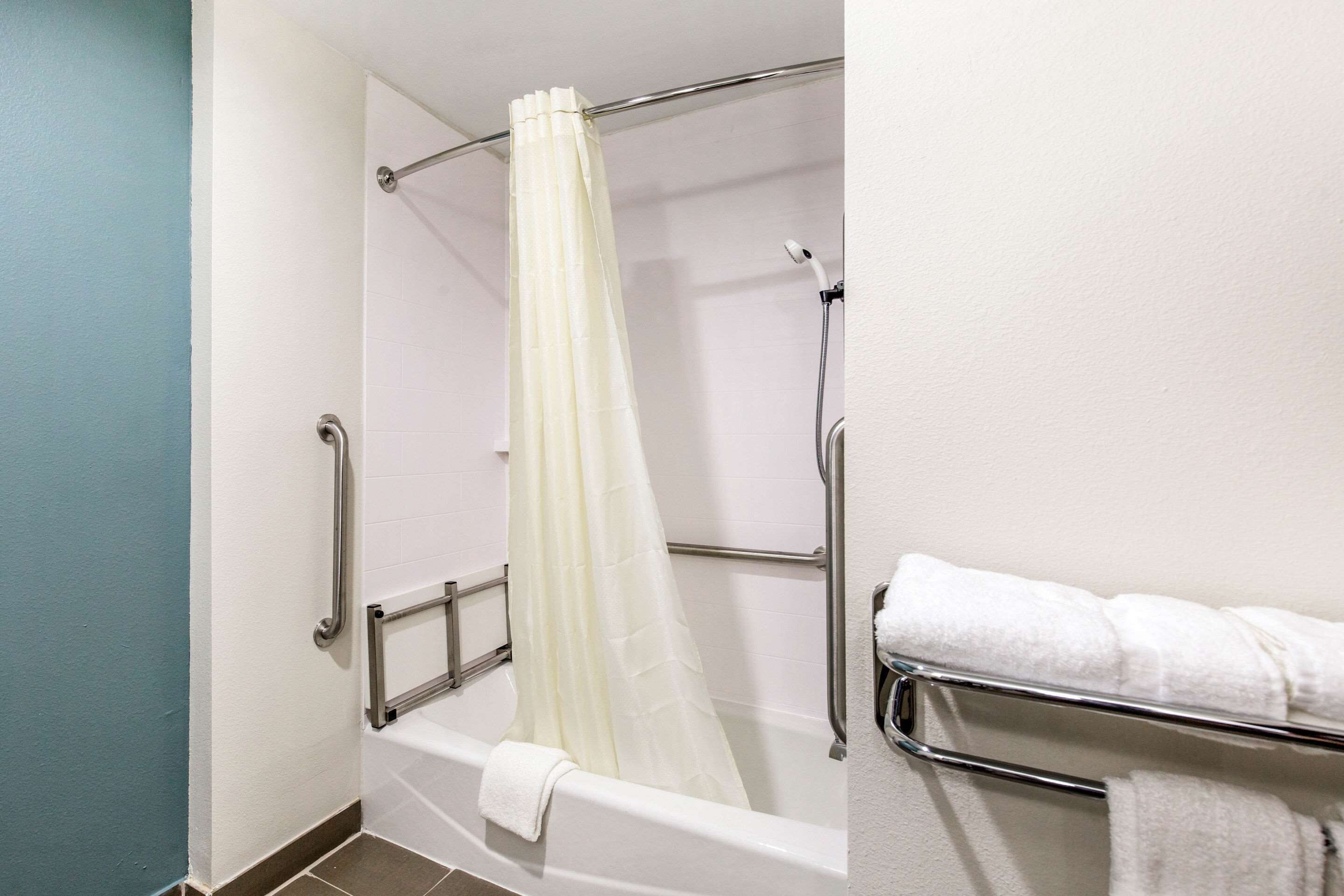 combined shower/bathtub, hair dryer, towels