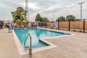 Outdoor pool, pool loungers - Sleep Inn & Suites Bryan - College Station (Bryan)