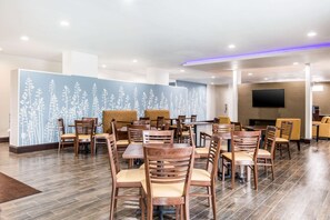 Free continental breakfast - Sleep Inn & Suites Bryan - College Station (Bryan)