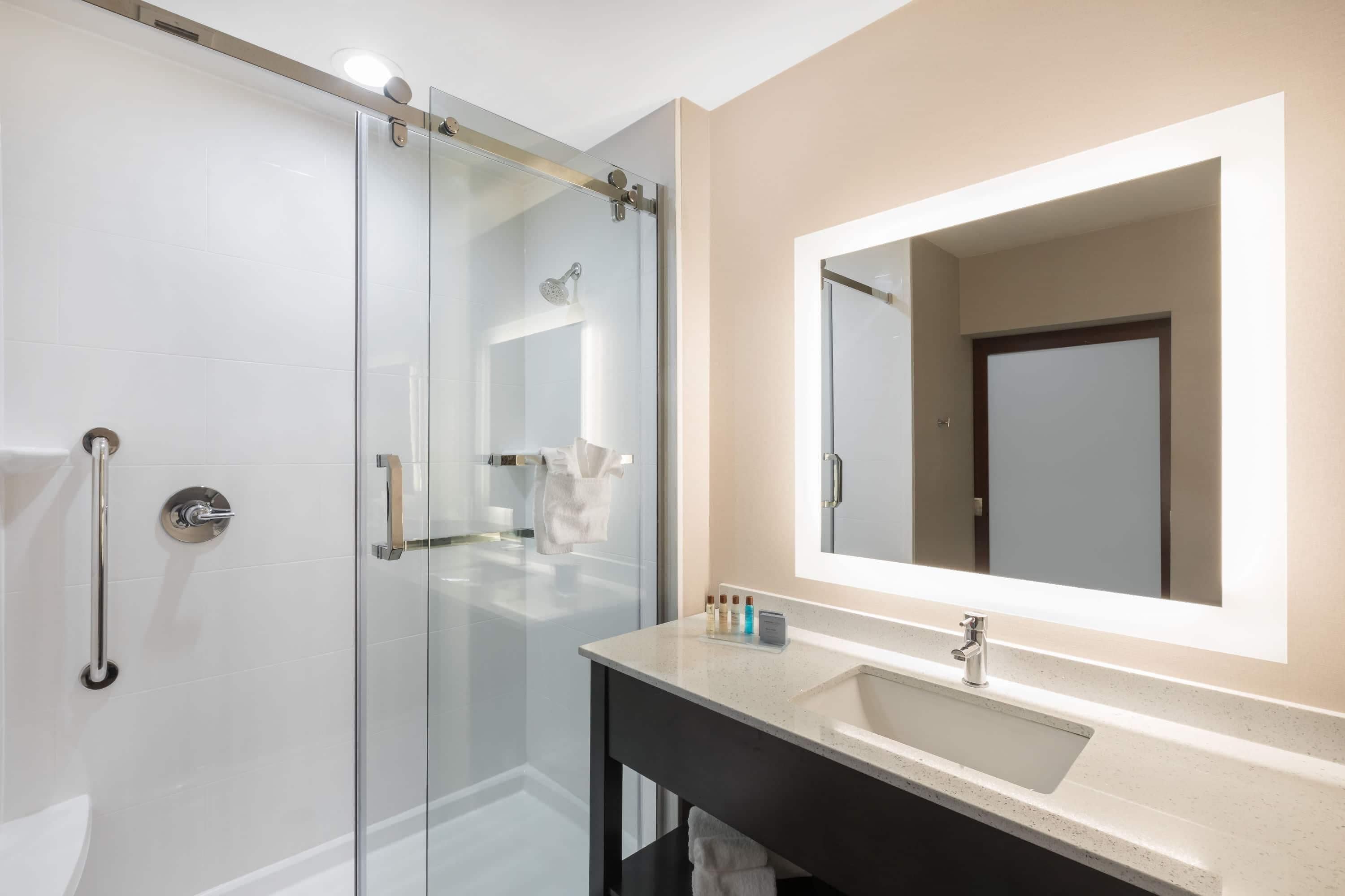 Gratis toiletartikelen, een haardroger, handdoeken