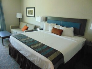 Studiosvit - 1 kingsize-säng - icke-rökare | Skrivbord, mörkläggningsgardiner, ljudisolering och strykjärn/strykbräda