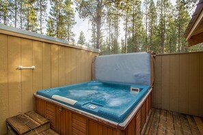 Appartement familial, 2 chambres | Baignoire à remous extérieure