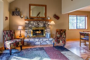 Family Apartment, 4 Bedrooms | Living room | DVD player - Filbert 19 (Bend)