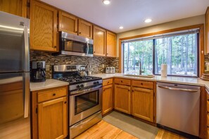 Family Apartment, 4 Bedrooms | Private kitchen | Fridge, microwave, oven, stovetop - Filbert 19 (Bend)
