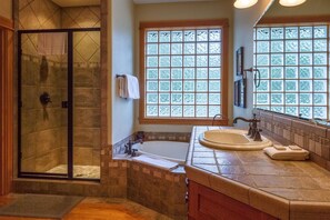 Bathroom amenities - Foursome 3 (Bend)