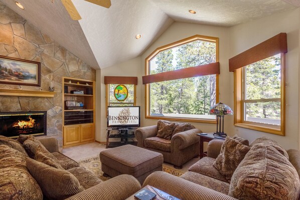 Family Apartment, 5 Bedrooms | Living area | Fireplace, DVD player