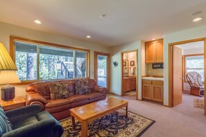 Family Apartment, 5 Bedrooms | Living room