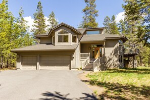 Family Apartment, 5 Bedrooms | Front of property