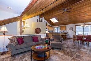 Perhehuoneisto, 3 makuuhuonetta | Olohuone | Televisio, takka, DVD-soitin, pöytätennispöytä