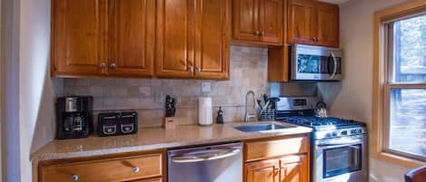 Căn hộ dành cho gia đình, 1 phòng ngủ | Bếp riêng | Tủ lạnh, lò vi sóng, bếp nấu, máy rửa bát