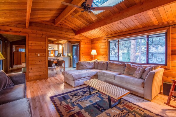 Family Apartment, 4 Bedrooms | Living room | Flat-screen TV, DVD player - Grizzly 5 (Bend)