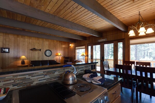 Family Apartment, 3 Bedrooms | Private kitchen | Fridge, microwave, stovetop, dishwasher - Grizzly 6 (Bend)