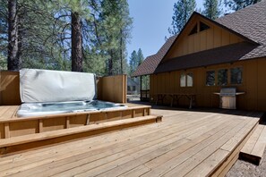 Family Apartment, 3 Bedrooms | Outdoor spa tub - Grizzly 6 (Bend)