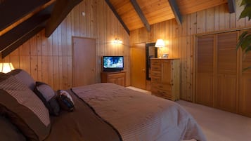 Family Apartment, 3 Bedrooms | 3 bedrooms, free WiFi, bed sheets