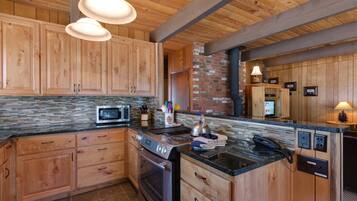 Family Apartment, 3 Bedrooms | Private kitchen | Fridge, microwave, stovetop, dishwasher