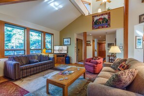 Perhehuoneisto, 3 makuuhuonetta | Olohuone | Televisio, takka, DVD-soitin, pöytätennispöytä