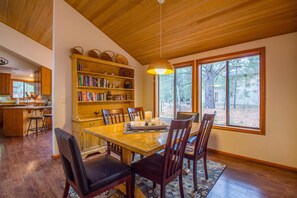 Family Apartment, 3 Bedrooms | Dining