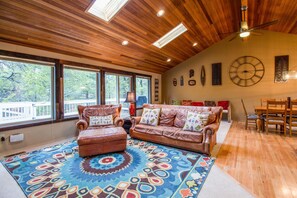 Living area - Hoodoo 5 (Bend)