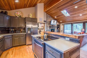 Family Apartment, 4 Bedrooms | Private kitchen