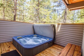 Family Apartment, 4 Bedrooms | Outdoor spa tub - Hoodoo 5 (Bend)