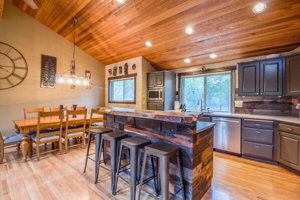 Family Apartment, 4 Bedrooms | Private kitchen