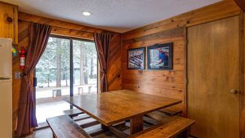 Family Apartment, 3 Bedrooms | In-room dining