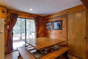 Apartamento familiar, 3 habitaciones | Servicio de comidas en la habitación