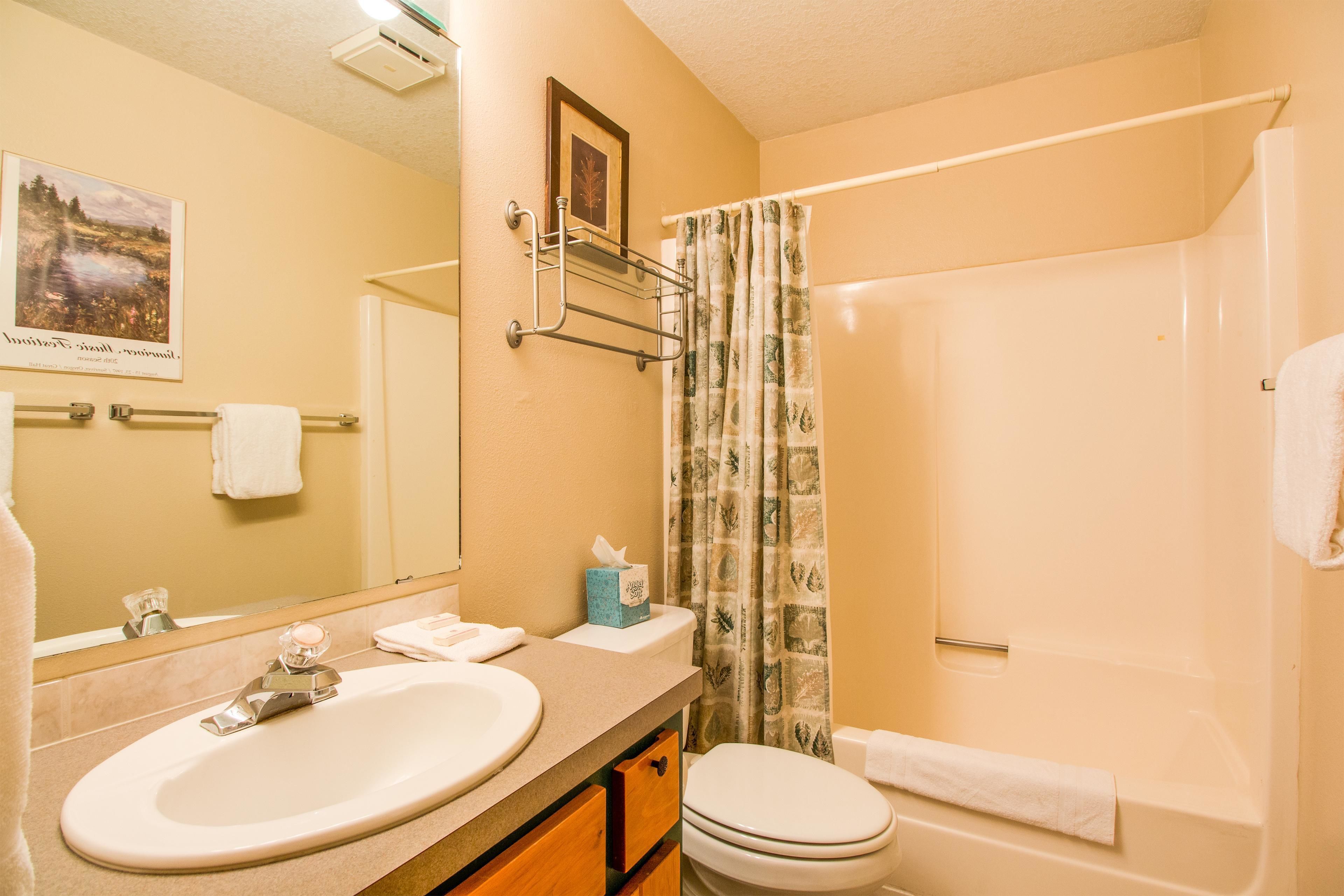 Une salle de bain avec un lavabo, des toilettes et une baignoire.