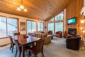 Living area - Juniper 9 (Bend)
