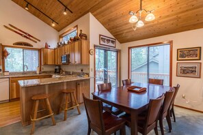 Family Apartment, 4 Bedrooms | In-room dining