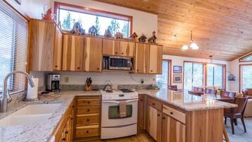 Family Apartment, 4 Bedrooms | Private kitchen | Fridge, microwave, oven, stovetop