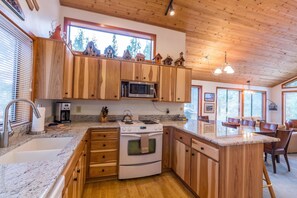 Apartemen Keluarga, 4 kamar tidur | Dapur pribadi | Lemari es, microwave, oven, dan kompor