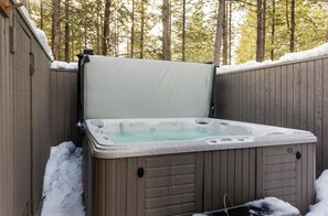 Family Apartment, 4 Bedrooms | Outdoor spa tub