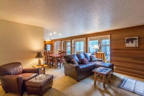 Family Apartment, 3 Bedrooms | Living area | DVD player - Lark 12 (Bend)