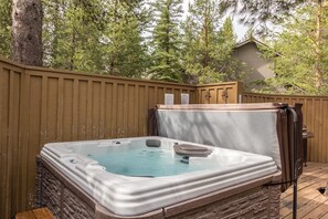 Family Apartment, 3 Bedrooms | Outdoor spa tub - Lark 12 (Bend)