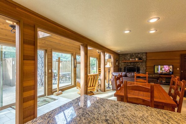 Family Apartment, 3 Bedrooms | In-room dining