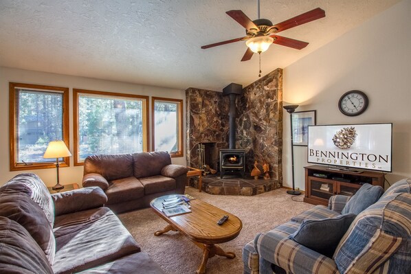 Family Apartment, 3 Bedrooms | Living area | DVD player - Lava Top 3 (Bend)