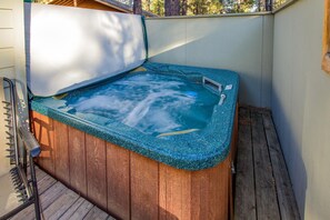 Family Apartment, 3 Bedrooms | Outdoor spa tub - Lava Top 3 (Bend)