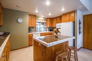 Family Apartment, 3 Bedrooms | Private kitchen | Fridge, microwave, oven, stovetop - Lava Top 3 (Bend)