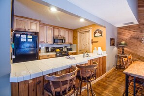 Family Apartment, 3 Bedrooms | Private kitchen