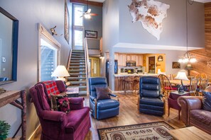 Perhehuoneisto, 3 makuuhuonetta | Olohuone | Taulutelevisio, takka, DVD-soitin, pöytätennispöytä