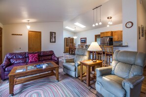 Departamento familiar, 3 habitaciones | Área de sala de estar | Televisión de pantalla plana y reproductor de DVD 