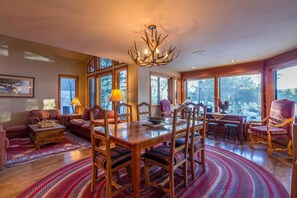 Family Apartment, 4 Bedrooms | In-room dining
