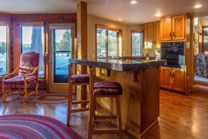 Family Apartment, 4 Bedrooms | Private kitchen