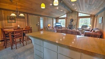 Family Apartment, 3 Bedrooms | Private kitchen | Fridge, microwave, oven, stovetop