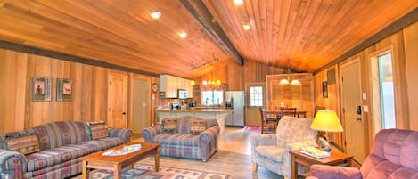 Căn hộ dành cho gia đình, 3 phòng ngủ | Khu phòng khách | Đầu đĩa DVD